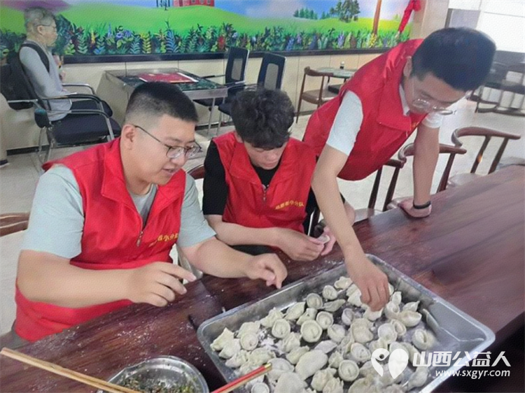 太原市志愿者小分队组织志愿者来到享堂新村老年公寓开展迎八一慰问老党员老红军活动给老人们包饺子赠送爱心礼物表演节目 - 第21张