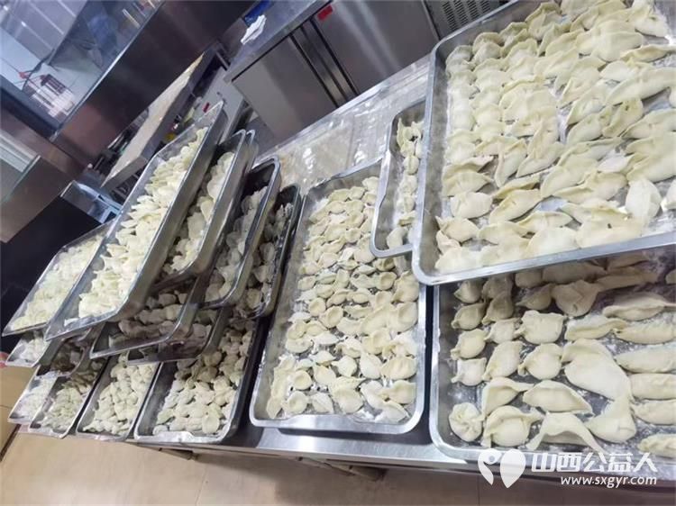 太原市志愿者小分队组织志愿者来到享堂新村老年公寓开展迎八一慰问老党员老红军活动给老人们包饺子赠送爱心礼物表演节目 - 第29张