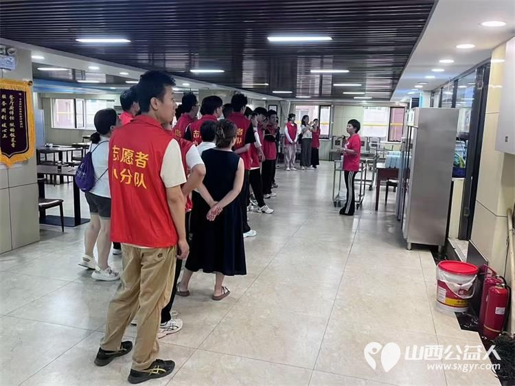 太原市志愿者小分队组织志愿者来到享堂新村老年公寓开展迎八一慰问老党员老红军活动给老人们包饺子赠送爱心礼物表演节目 - 第27张