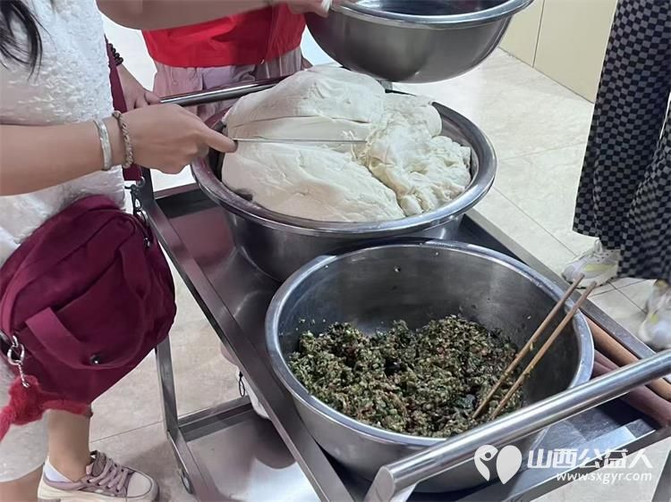 太原市志愿者小分队组织志愿者来到享堂新村老年公寓开展迎八一慰问老党员老红军活动给老人们包饺子赠送爱心礼物表演节目 - 第28张