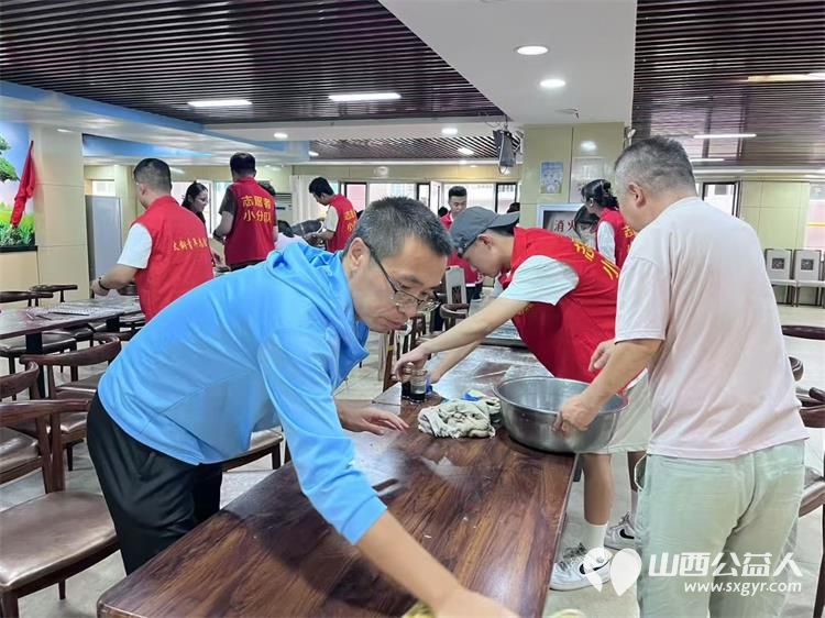 太原市志愿者小分队组织志愿者来到享堂新村老年公寓开展迎八一慰问老党员老红军活动给老人们包饺子赠送爱心礼物表演节目 - 第19张