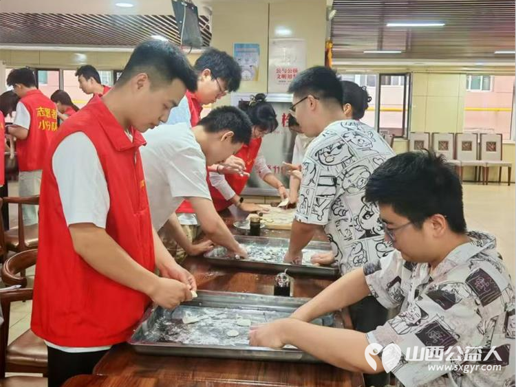 太原市志愿者小分队组织志愿者来到享堂新村老年公寓开展迎八一慰问老党员老红军活动给老人们包饺子赠送爱心礼物表演节目 - 第17张