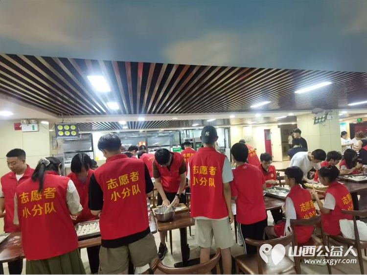 太原市志愿者小分队组织志愿者来到享堂新村老年公寓开展迎八一慰问老党员老红军活动给老人们包饺子赠送爱心礼物表演节目 - 第16张