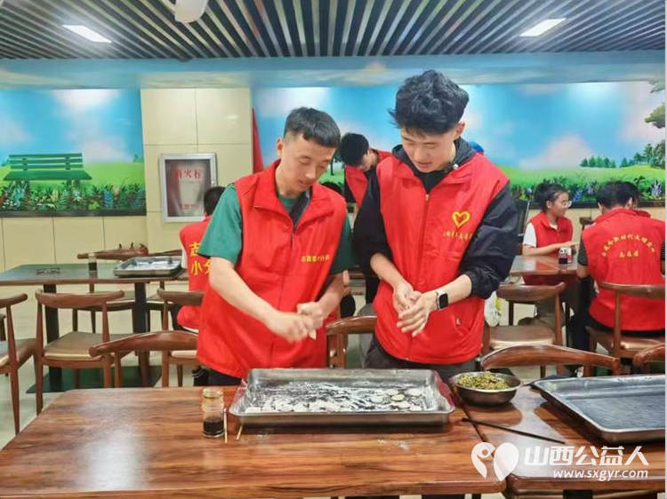 太原市志愿者小分队组织志愿者来到享堂新村老年公寓开展迎八一慰问老党员老红军活动给老人们包饺子赠送爱心礼物表演节目 - 第14张