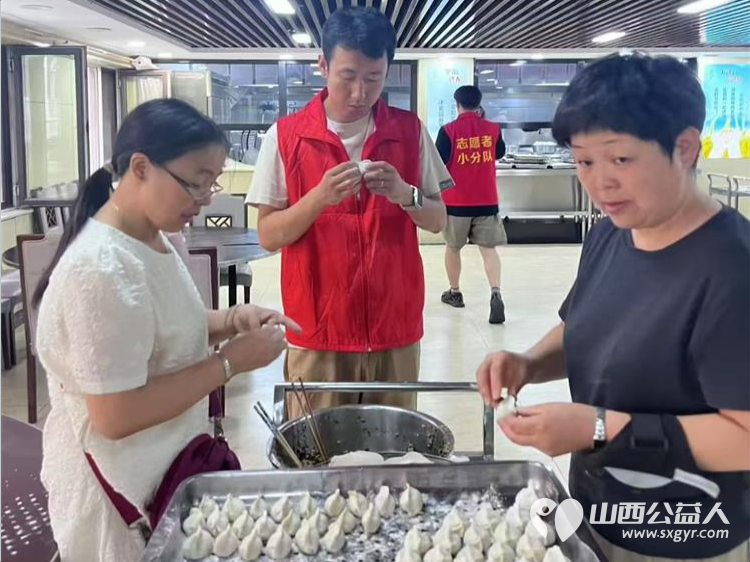太原市志愿者小分队组织志愿者来到享堂新村老年公寓开展迎八一慰问老党员老红军活动给老人们包饺子赠送爱心礼物表演节目 - 第15张