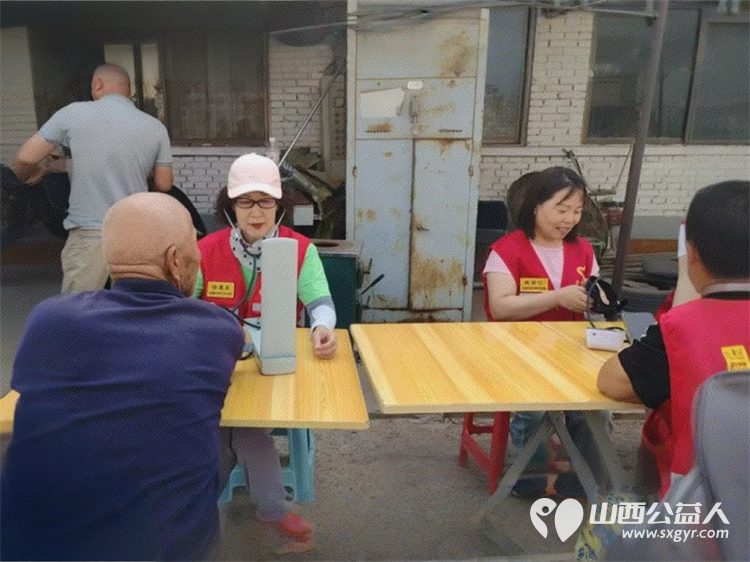 晋中市义工协会“志”美乡村志愿服务项目走进榆次区山庄头村开展活动为村民们开展公益理发量血压健康咨询 - 第4张
