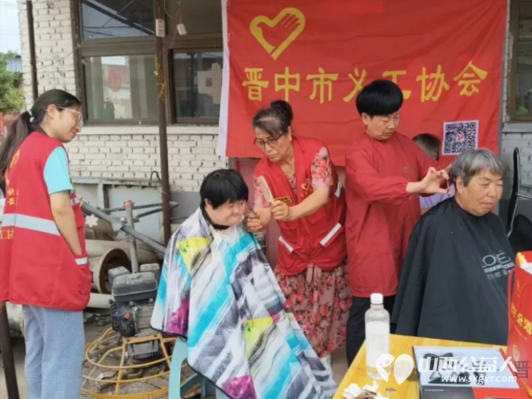 晋中市义工协会“志”美乡村志愿服务项目走进榆次区山庄头村开展活动为村民们开展公益理发量血压健康咨询 - 第2张