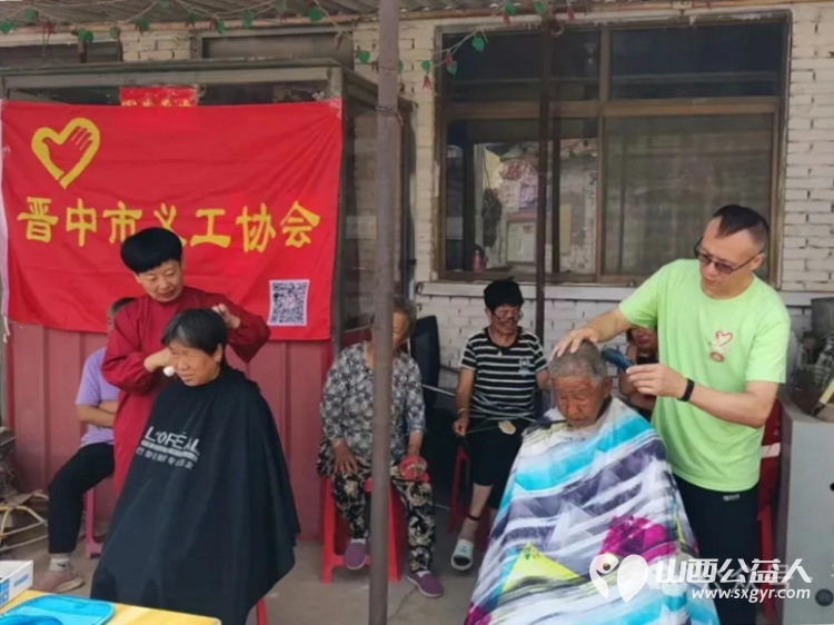 晋中市义工协会“志”美乡村志愿服务项目走进榆次区山庄头村开展活动为村民们开展公益理发量血压健康咨询 - 第3张