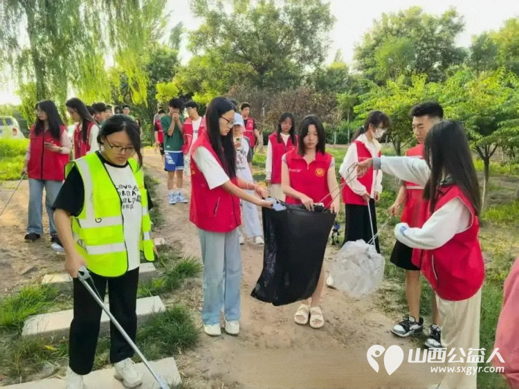 青春力量护清流!文水县爱心帮扶志愿者协会7月29日联合组织大学生志愿者开展文峪河清洁行动让母亲河焕新颜 - 第6张 - 山西公益人 青春力量护清流!文水县爱心帮扶志愿者协会7月29日联合组织大学生志愿者开展文峪河清洁行动让母亲河焕新颜 - 第6张