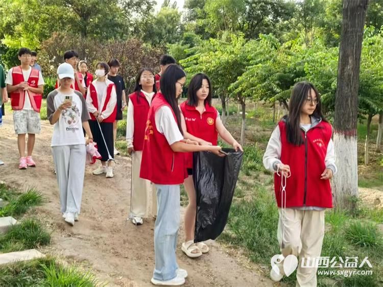 青春力量护清流!文水县爱心帮扶志愿者协会7月29日联合组织大学生志愿者开展文峪河清洁行动让母亲河焕新颜 - 第12张 - 山西公益人 青春力量护清流!文水县爱心帮扶志愿者协会7月29日联合组织大学生志愿者开展文峪河清洁行动让母亲河焕新颜 - 第12张