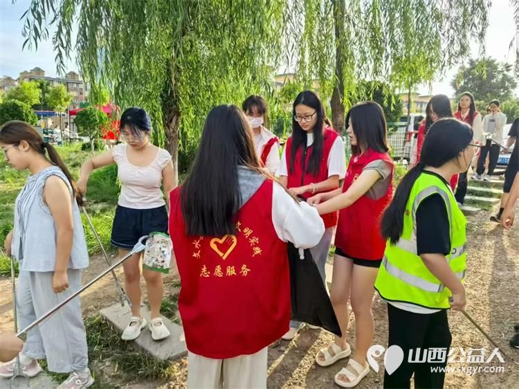 青春力量护清流!文水县爱心帮扶志愿者协会7月29日联合组织大学生志愿者开展文峪河清洁行动让母亲河焕新颜 - 第5张 - 山西公益人 青春力量护清流!文水县爱心帮扶志愿者协会7月29日联合组织大学生志愿者开展文峪河清洁行动让母亲河焕新颜 - 第5张