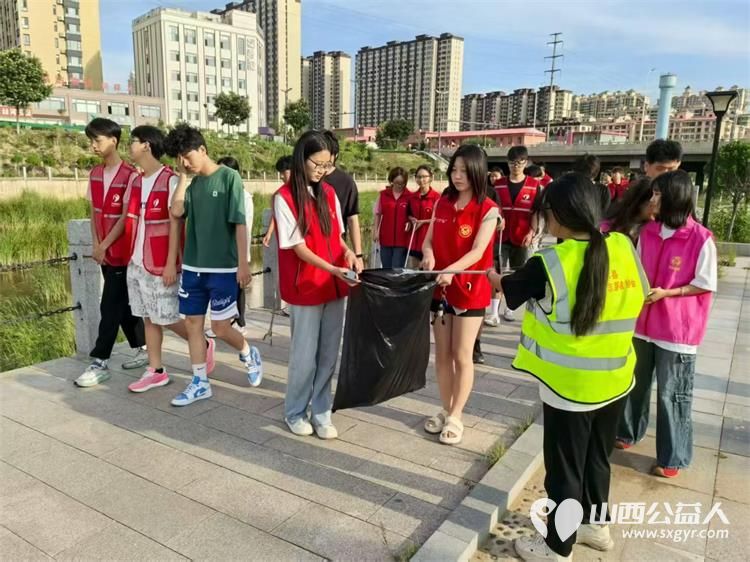 青春力量护清流!文水县爱心帮扶志愿者协会7月29日联合组织大学生志愿者开展文峪河清洁行动让母亲河焕新颜 - 第7张 - 山西公益人 青春力量护清流!文水县爱心帮扶志愿者协会7月29日联合组织大学生志愿者开展文峪河清洁行动让母亲河焕新颜 - 第7张