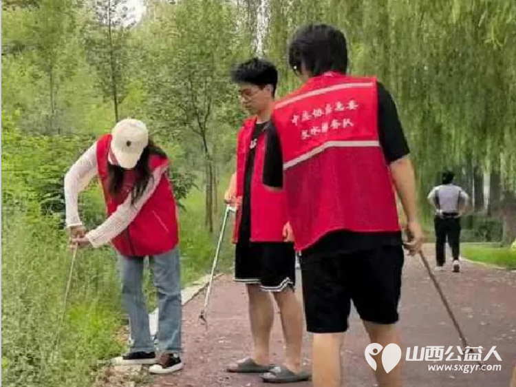 青春力量护清流!文水县爱心帮扶志愿者协会7月29日联合组织大学生志愿者开展文峪河清洁行动让母亲河焕新颜 - 第9张 - 山西公益人 青春力量护清流!文水县爱心帮扶志愿者协会7月29日联合组织大学生志愿者开展文峪河清洁行动让母亲河焕新颜 - 第9张