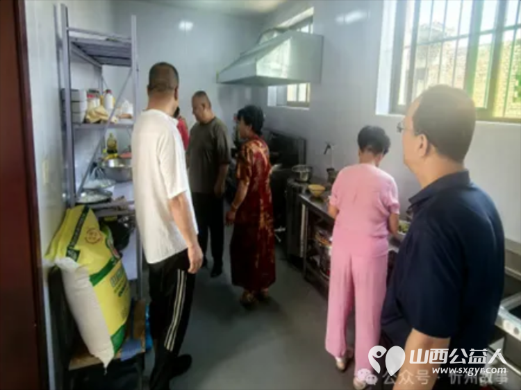 践行民生宗旨情暖老年人----原平市新原街道小库狄村老年人大食堂正式启用真正实现平价不贵温暖到位 - 第5张 - 山西公益人 践行民生宗旨情暖老年人----原平市新原街道小库狄村老年人大食堂正式启用真正实现平价不贵温暖到位 - 第5张