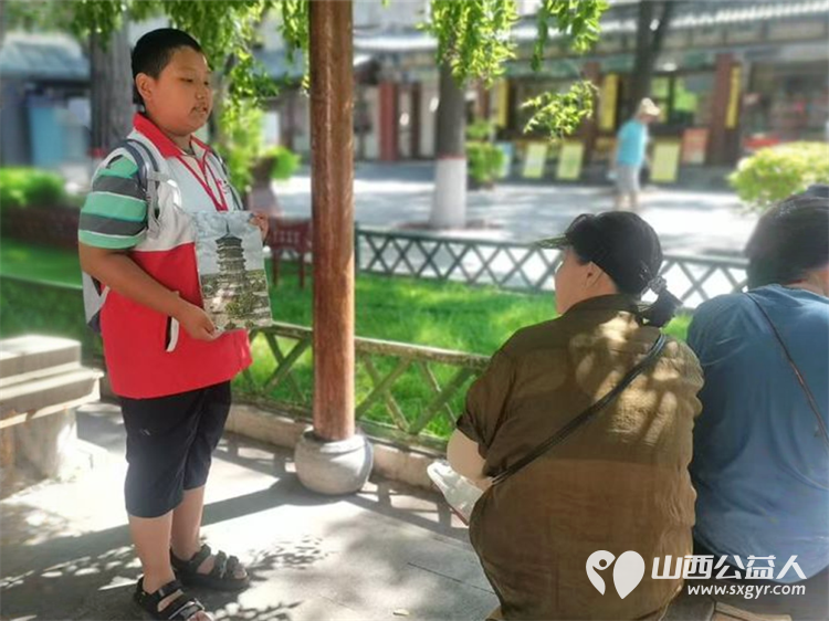 山西省红十字小小宣讲员继续在太原市文瀛公园宣讲 孩子们已经学会和听众互动了他们的宣讲得到了大家的点赞和掌声 - 第8张 - 山西公益人 山西省红十字小小宣讲员继续在太原市文瀛公园宣讲 孩子们已经学会和听众互动了他们的宣讲得到了大家的点赞和掌声 - 第8张