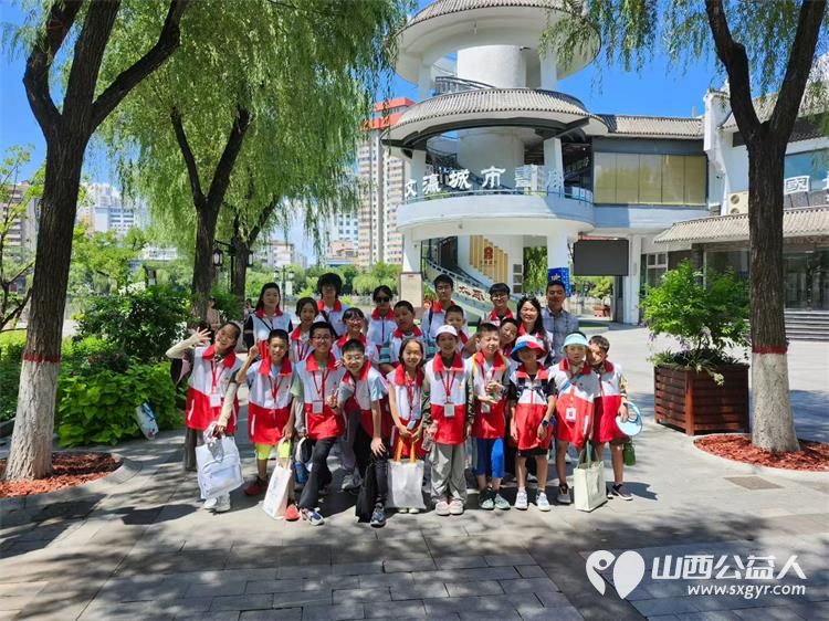 山西省红十字小小宣讲员继续在太原市文瀛公园宣讲 孩子们已经学会和听众互动了他们的宣讲得到了大家的点赞和掌声 - 第1张 - 山西公益人 山西省红十字小小宣讲员继续在太原市文瀛公园宣讲 孩子们已经学会和听众互动了他们的宣讲得到了大家的点赞和掌声 - 第1张