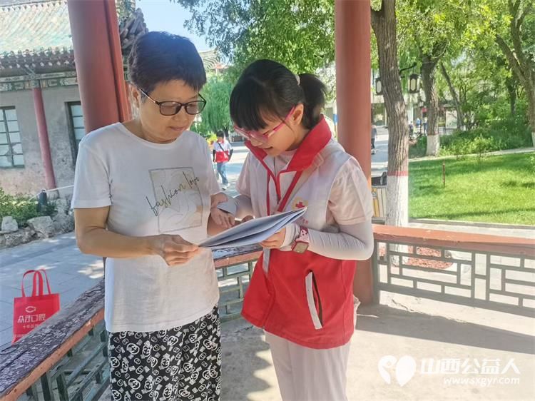 山西省红十字小小宣讲员继续在太原市文瀛公园宣讲 孩子们已经学会和听众互动了他们的宣讲得到了大家的点赞和掌声 - 第9张 - 山西公益人 山西省红十字小小宣讲员继续在太原市文瀛公园宣讲 孩子们已经学会和听众互动了他们的宣讲得到了大家的点赞和掌声 - 第9张