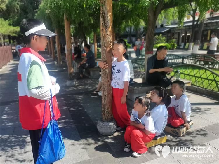 山西省红十字小小宣讲员继续在太原市文瀛公园宣讲 孩子们已经学会和听众互动了他们的宣讲得到了大家的点赞和掌声 - 第4张 - 山西公益人 山西省红十字小小宣讲员继续在太原市文瀛公园宣讲 孩子们已经学会和听众互动了他们的宣讲得到了大家的点赞和掌声 - 第4张
