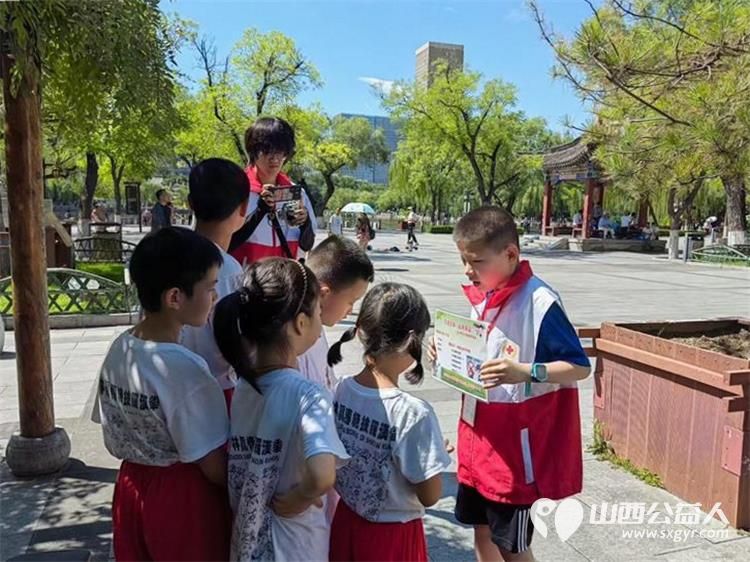 山西省红十字小小宣讲员继续在太原市文瀛公园宣讲 孩子们已经学会和听众互动了他们的宣讲得到了大家的点赞和掌声 - 第5张 - 山西公益人 山西省红十字小小宣讲员继续在太原市文瀛公园宣讲 孩子们已经学会和听众互动了他们的宣讲得到了大家的点赞和掌声 - 第5张