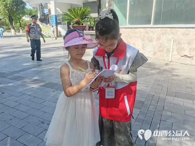 山西省红十字小小宣讲员继续在太原市文瀛公园宣讲 孩子们已经学会和听众互动了他们的宣讲得到了大家的点赞和掌声 - 第7张 - 山西公益人 山西省红十字小小宣讲员继续在太原市文瀛公园宣讲 孩子们已经学会和听众互动了他们的宣讲得到了大家的点赞和掌声 - 第7张