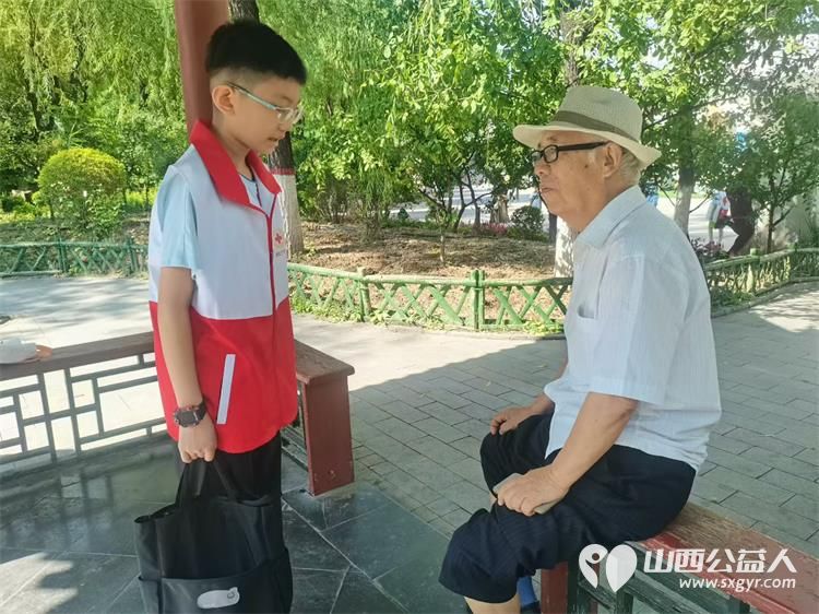 山西省红十字小小宣讲员继续在太原市文瀛公园宣讲 孩子们已经学会和听众互动了他们的宣讲得到了大家的点赞和掌声 - 第6张 - 山西公益人 山西省红十字小小宣讲员继续在太原市文瀛公园宣讲 孩子们已经学会和听众互动了他们的宣讲得到了大家的点赞和掌声 - 第6张