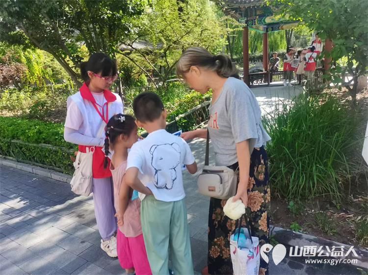 山西省红十字小小宣讲员继续在太原市文瀛公园宣讲 孩子们已经学会和听众互动了他们的宣讲得到了大家的点赞和掌声 - 第3张 - 山西公益人 山西省红十字小小宣讲员继续在太原市文瀛公园宣讲 孩子们已经学会和听众互动了他们的宣讲得到了大家的点赞和掌声 - 第3张
