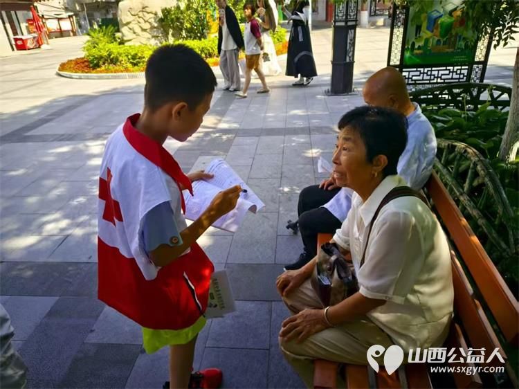 山西省红十字小小宣讲员继续在太原市文瀛公园宣讲 孩子们已经学会和听众互动了他们的宣讲得到了大家的点赞和掌声 - 第2张 - 山西公益人 山西省红十字小小宣讲员继续在太原市文瀛公园宣讲 孩子们已经学会和听众互动了他们的宣讲得到了大家的点赞和掌声 - 第2张