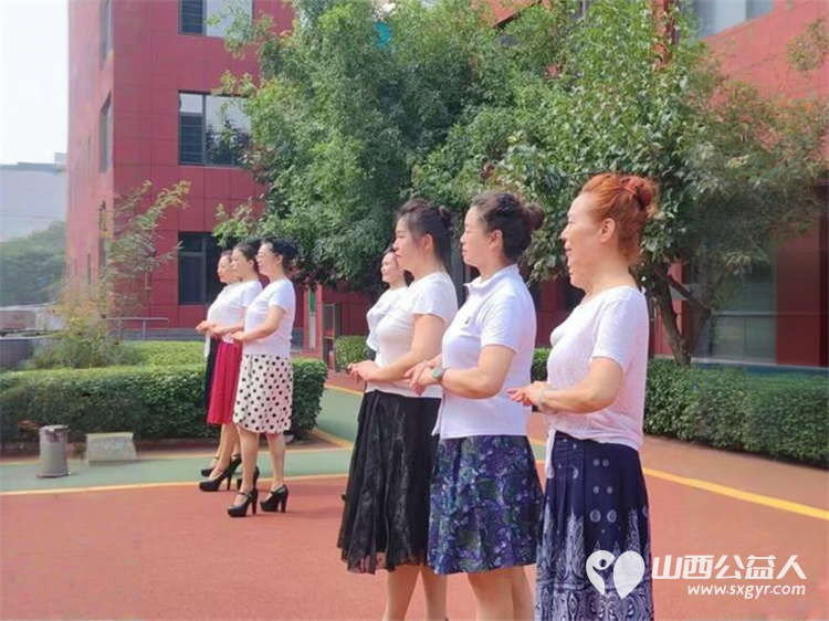 杏花红映颐养天年比家美里温情满园----记太原市杏花红志愿者服务中心志愿者夏日走进比家美养老院看望服务老人 - 第7张 - 山西公益人 杏花红映颐养天年比家美里温情满园----记太原市杏花红志愿者服务中心志愿者夏日走进比家美养老院看望服务老人 - 第7张