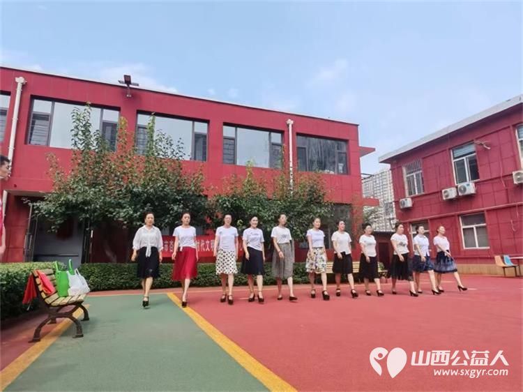 杏花红映颐养天年比家美里温情满园----记太原市杏花红志愿者服务中心志愿者夏日走进比家美养老院看望服务老人 - 第5张 - 山西公益人 杏花红映颐养天年比家美里温情满园----记太原市杏花红志愿者服务中心志愿者夏日走进比家美养老院看望服务老人 - 第5张