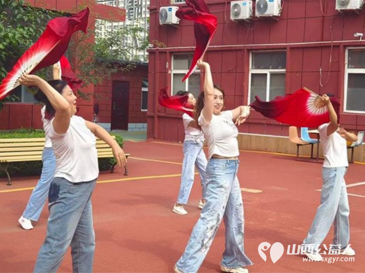 杏花红映颐养天年比家美里温情满园----记太原市杏花红志愿者服务中心志愿者夏日走进比家美养老院看望服务老人 - 第6张 - 山西公益人 杏花红映颐养天年比家美里温情满园----记太原市杏花红志愿者服务中心志愿者夏日走进比家美养老院看望服务老人 - 第6张