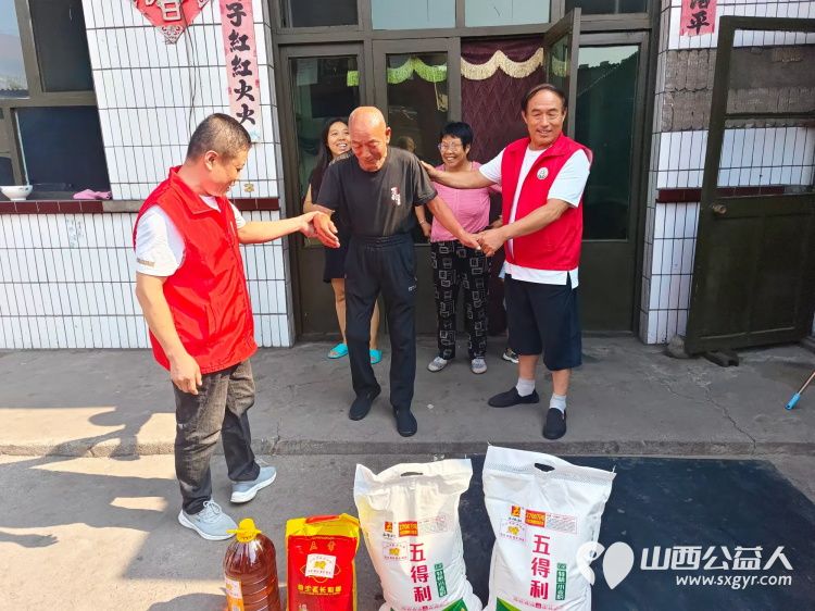 八一走访慰问情暖退役军人 介休市敬老协会志愿者前往各个乡村为退伍老军人送上节日慰问与祝福 - 第4张 - 山西公益人 八一走访慰问情暖退役军人 介休市敬老协会志愿者前往各个乡村为退伍老军人送上节日慰问与祝福 - 第4张