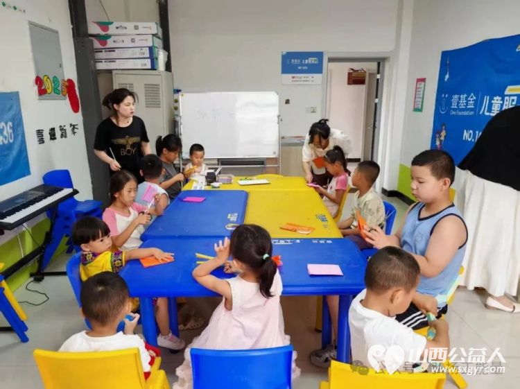 纸韵生花绽童趣爱心手作暖灵丘 正能量公益山西灵丘县平型关义工联合会组织大学生志愿者走进孝存社区的儿童服务站开展了一场“纸韵生花”手工活动 - 第2张