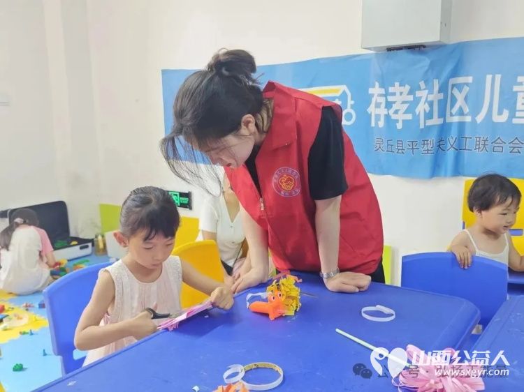 纸韵生花绽童趣爱心手作暖灵丘 正能量公益山西灵丘县平型关义工联合会组织大学生志愿者走进孝存社区的儿童服务站开展了一场“纸韵生花”手工活动 - 第3张