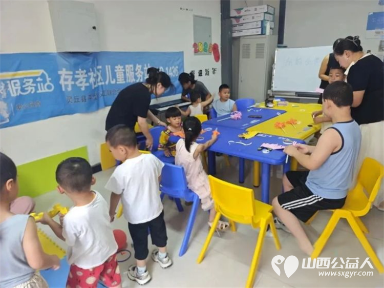 纸韵生花绽童趣爱心手作暖灵丘 正能量公益山西灵丘县平型关义工联合会组织大学生志愿者走进孝存社区的儿童服务站开展了一场“纸韵生花”手工活动 - 第4张