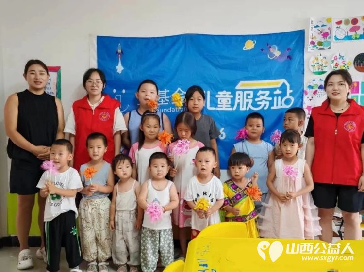 纸韵生花绽童趣爱心手作暖灵丘 正能量公益山西灵丘县平型关义工联合会组织大学生志愿者走进孝存社区的儿童服务站开展了一场“纸韵生花”手工活动 - 第1张