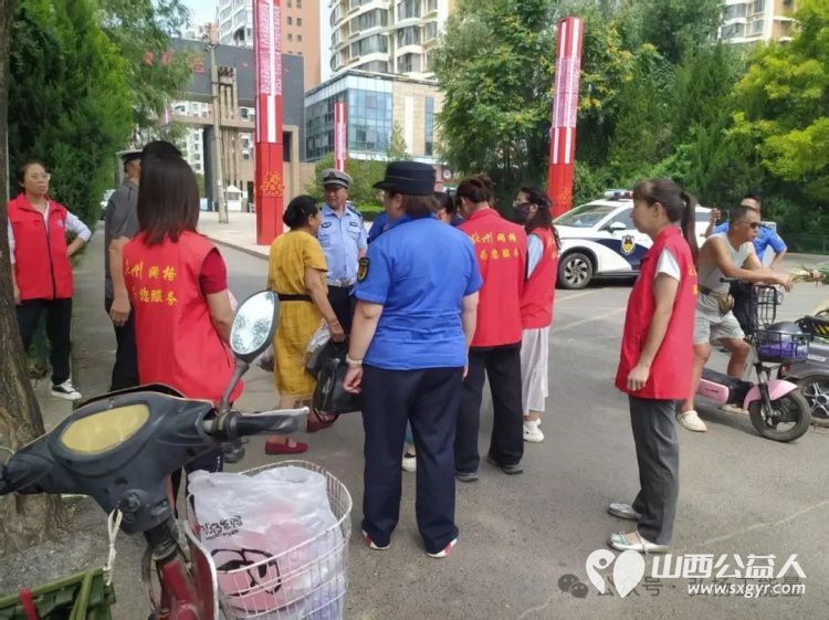 文明出行你我同行 长治市正能量公益协会联合颐龙湾社区志愿服务队发放宣传资料引导市民自觉遵守交通规则养成文明出行习惯 - 第1张 - 山西公益人 文明出行你我同行 长治市正能量公益协会联合颐龙湾社区志愿服务队发放宣传资料引导市民自觉遵守交通规则养成文明出行习惯 - 第1张