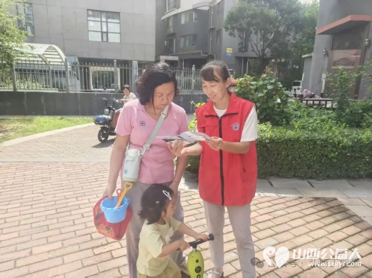 文明出行你我同行 长治市正能量公益协会联合颐龙湾社区志愿服务队发放宣传资料引导市民自觉遵守交通规则养成文明出行习惯 - 第7张 - 山西公益人 文明出行你我同行 长治市正能量公益协会联合颐龙湾社区志愿服务队发放宣传资料引导市民自觉遵守交通规则养成文明出行习惯 - 第7张