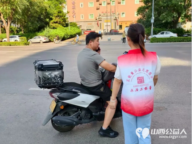 文明出行你我同行 长治市正能量公益协会联合颐龙湾社区志愿服务队发放宣传资料引导市民自觉遵守交通规则养成文明出行习惯 - 第8张 - 山西公益人 文明出行你我同行 长治市正能量公益协会联合颐龙湾社区志愿服务队发放宣传资料引导市民自觉遵守交通规则养成文明出行习惯 - 第8张