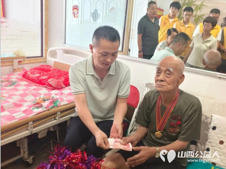 戎耀家园暖心邻里 河曲县爱华公益志愿者协会携手山西华鹿阳坡泉煤矿有限公司八一关爱退役老军人赞助的价值2100元的慰问品 - 第4张