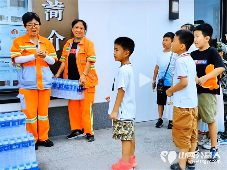 省一天零用钱送环卫工人一份清凉----太原市营盘街道南内环街二社区“营在未来”未成年人公益捐赠活动为烈日下的环卫工人送去矿泉水 - 第14张