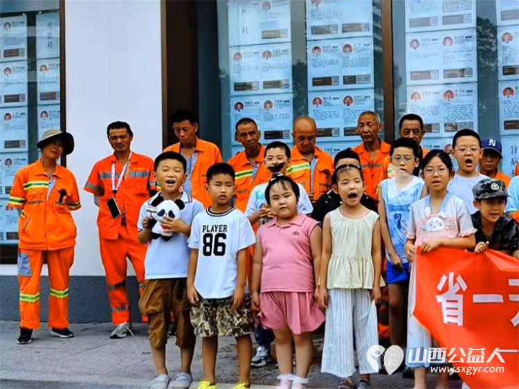 省一天零用钱送环卫工人一份清凉----太原市营盘街道南内环街二社区“营在未来”未成年人公益捐赠活动为烈日下的环卫工人送去矿泉水 - 第2张