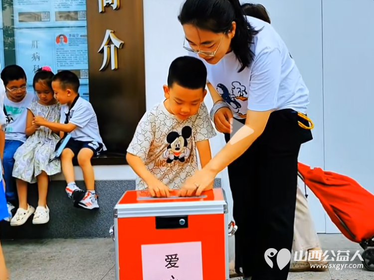 省一天零用钱送环卫工人一份清凉----太原市营盘街道南内环街二社区“营在未来”未成年人公益捐赠活动为烈日下的环卫工人送去矿泉水 - 第6张