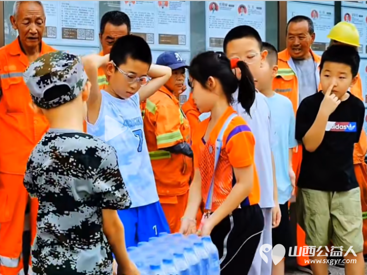省一天零用钱送环卫工人一份清凉----太原市营盘街道南内环街二社区“营在未来”未成年人公益捐赠活动为烈日下的环卫工人送去矿泉水 - 第13张