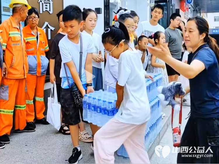 省一天零用钱送环卫工人一份清凉----太原市营盘街道南内环街二社区“营在未来”未成年人公益捐赠活动为烈日下的环卫工人送去矿泉水 - 第12张