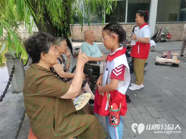 山西省红十字小小宣讲员持续在文瀛公园开展常态化公益宣讲活动语言通俗易懂吸引大量市民驻足参与 - 第9张 - 山西公益人 山西省红十字小小宣讲员持续在文瀛公园开展常态化公益宣讲活动语言通俗易懂吸引大量市民驻足参与 - 第9张