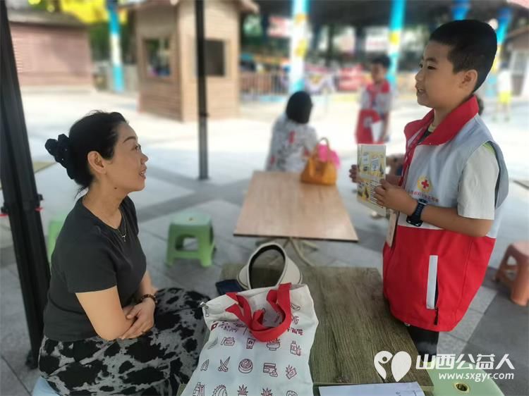 山西省红十字小小宣讲员持续在文瀛公园开展常态化公益宣讲活动语言通俗易懂吸引大量市民驻足参与 - 第3张 - 山西公益人 山西省红十字小小宣讲员持续在文瀛公园开展常态化公益宣讲活动语言通俗易懂吸引大量市民驻足参与 - 第3张