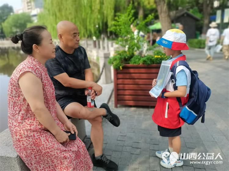 山西省红十字小小宣讲员持续在文瀛公园开展常态化公益宣讲活动语言通俗易懂吸引大量市民驻足参与 - 第6张 - 山西公益人 山西省红十字小小宣讲员持续在文瀛公园开展常态化公益宣讲活动语言通俗易懂吸引大量市民驻足参与 - 第6张