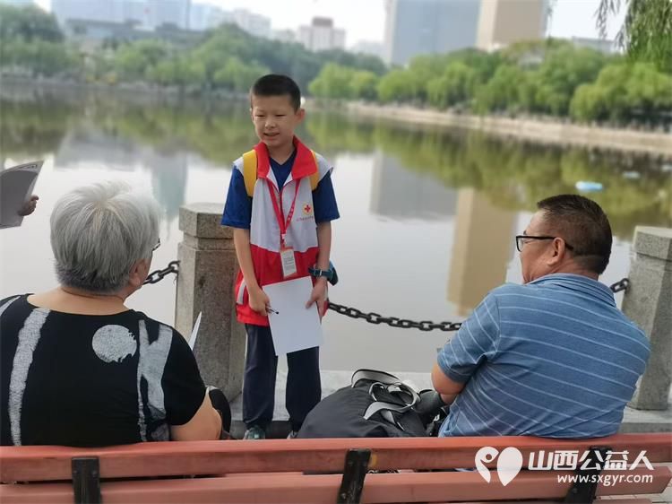 山西省红十字小小宣讲员持续在文瀛公园开展常态化公益宣讲活动语言通俗易懂吸引大量市民驻足参与 - 第2张 - 山西公益人 山西省红十字小小宣讲员持续在文瀛公园开展常态化公益宣讲活动语言通俗易懂吸引大量市民驻足参与 - 第2张