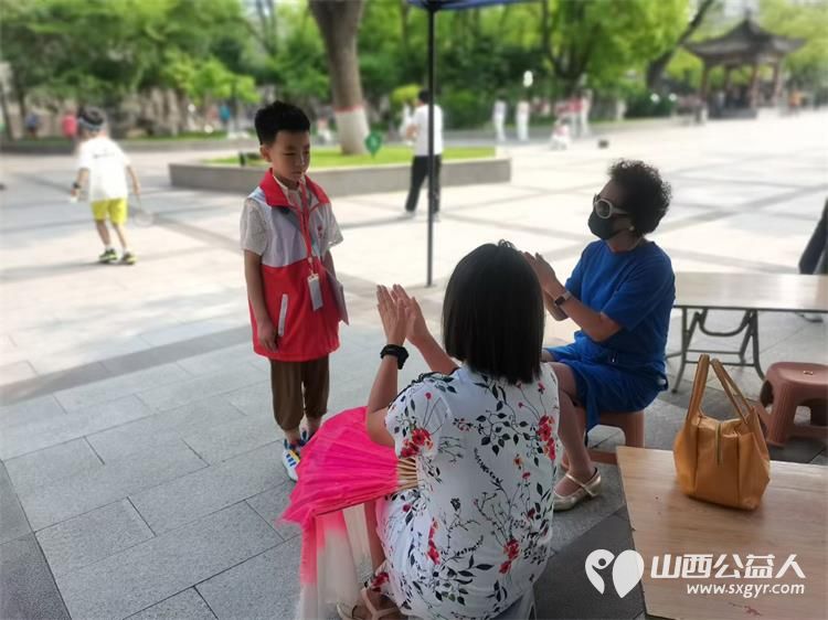 山西省红十字小小宣讲员持续在文瀛公园开展常态化公益宣讲活动语言通俗易懂吸引大量市民驻足参与 - 第8张 - 山西公益人 山西省红十字小小宣讲员持续在文瀛公园开展常态化公益宣讲活动语言通俗易懂吸引大量市民驻足参与 - 第8张
