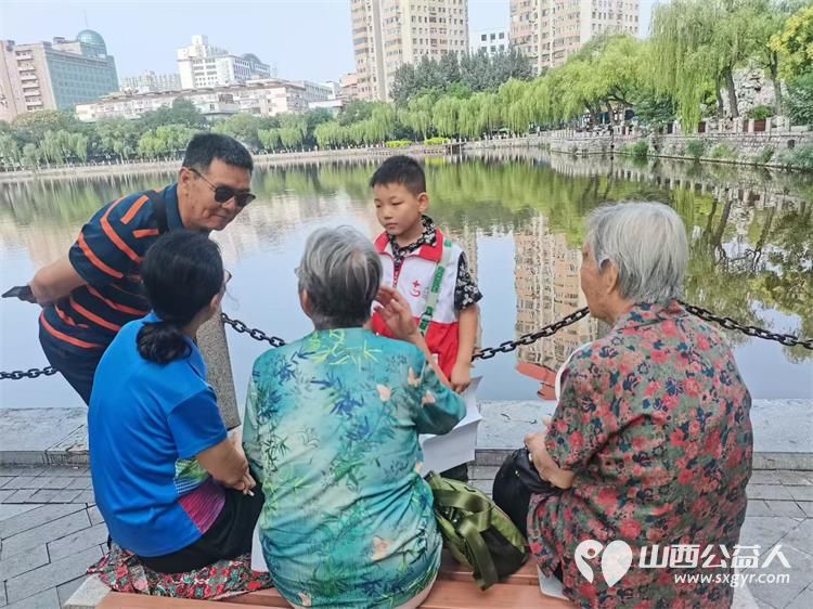 山西省红十字小小宣讲员持续在文瀛公园开展常态化公益宣讲活动语言通俗易懂吸引大量市民驻足参与 - 第1张 - 山西公益人 山西省红十字小小宣讲员持续在文瀛公园开展常态化公益宣讲活动语言通俗易懂吸引大量市民驻足参与 - 第1张